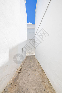 在著名的安达卢西亚老城狭窄的行人小巷垂直拍摄图片
