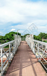 铁路步行桥或简称为火车站月台上的天桥图片