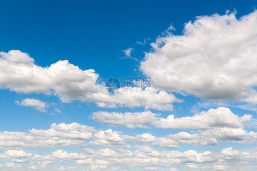 蓝色中午天空中美丽的白云图片