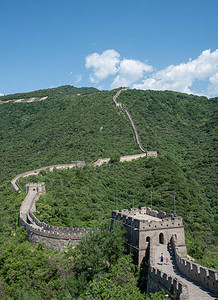 在著名的长城行走的未经承认的旅游者图片