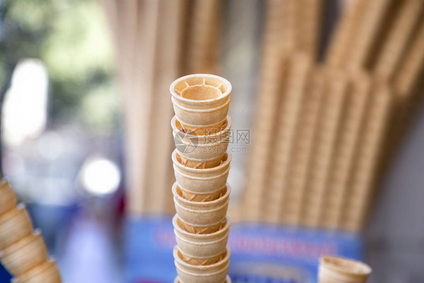 街边小店里空荡的脆皮冰淇淋甜筒土耳其冰淇淋甜圈图片