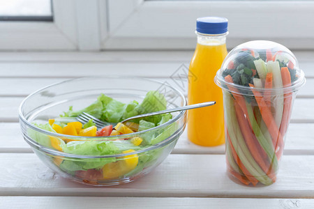 绿色沙拉一碗生蔬菜和橙汁图片
