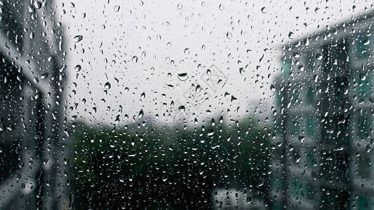 窗玻璃上的雨滴暴雨天背景图片