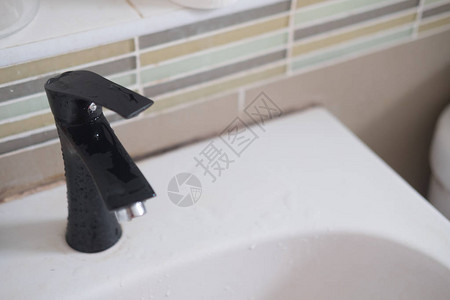洗手间中的黑水龙头现代洗手间室内图片