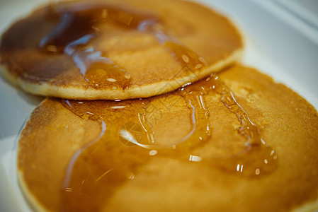 蜂蜜煎饼PancakeSupreme是一种薄而圆的甜点图片