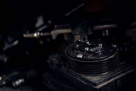 汽车修理厂的发动机零件和滑轮紧贴车库发动机图片