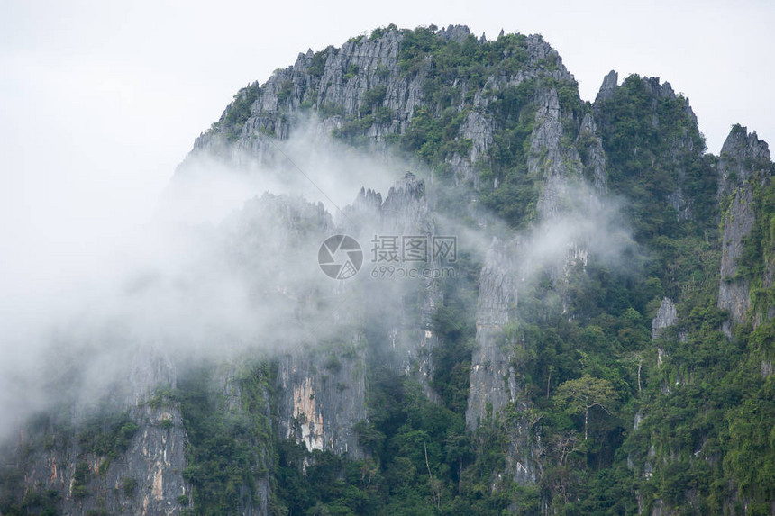 美丽的山峦图片