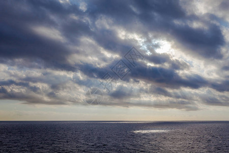 太阳的光线通过海地中海上图片