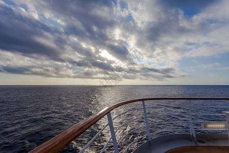 从地中海游船甲板上看到太阳在海面上空图片