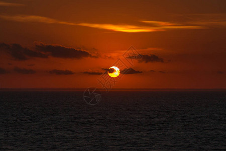意大利普亚得里亚海边日落时梦幻橙图片