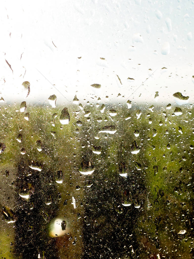 清晰的玻璃窗上的雨滴图片