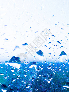 清晰的玻璃窗上的雨滴图片