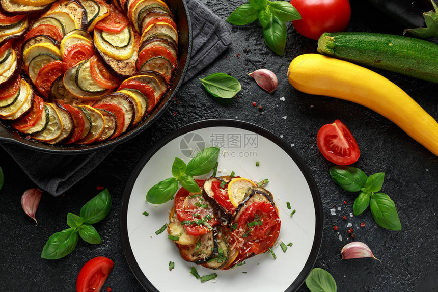 Ratatouille蔬菜炖西葫芦茄子西红柿大蒜洋葱和罗勒传图片