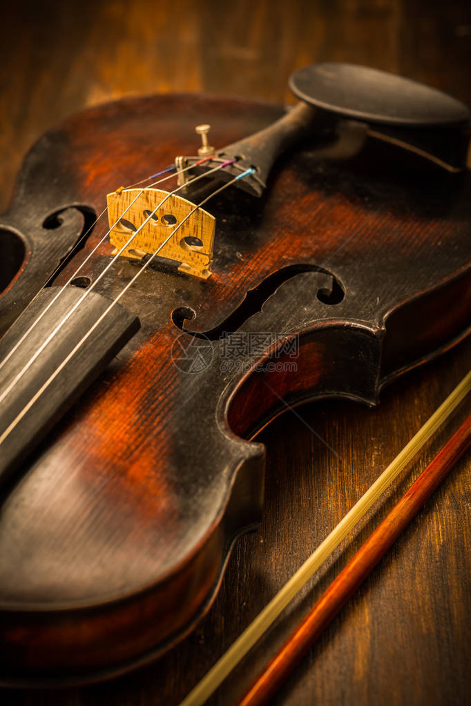 旧小提琴和木本底古老风格弓的图片