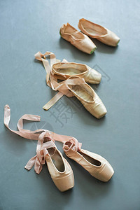 在灰色背景下训练的芭蕾舞鞋图片
