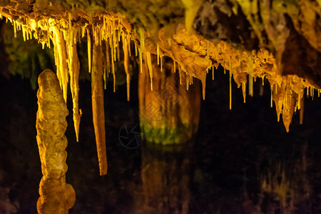 洞穴中石化物和stalagmi图片