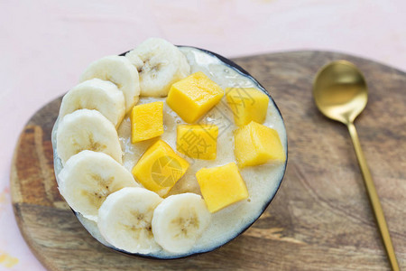 黄色纯素自制香蕉和芒果无奶冰淇淋背景图片