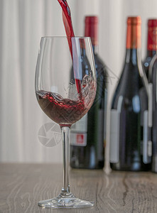 装满红酒的优雅玻璃杯图片