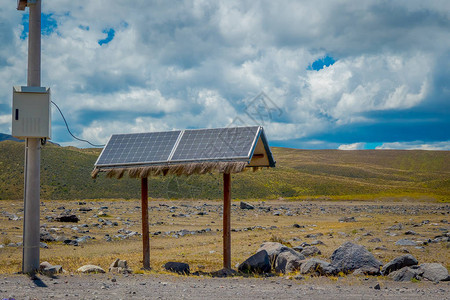 安第斯山脉现代大型光伏太阳能电池板图片