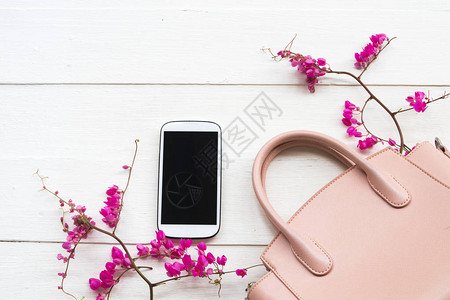 带手机的生活方式时尚女粉红色手提包系列图片