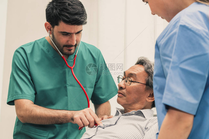 医生团队照顾躺在医院病房床上的老年男病人医疗保健人员图片