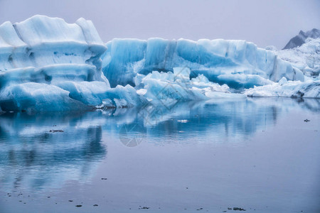 冰岛Jokulsarlon美丽的冰川泻湖中的冰山图片