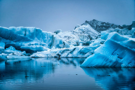冰岛Jokulsarlon美丽的冰川泻湖中的冰山图片