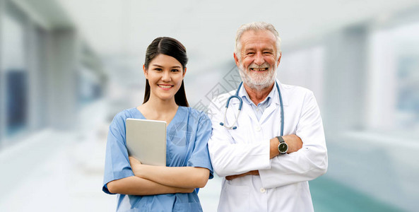 高级医生在医院与年轻医生一起工作医疗保健人图片
