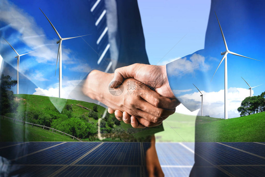 商业界人士在风力涡轮机农场和绿色可再生能源工人界面上握手的双倍接触图像图片