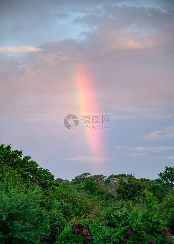 傍晚天空中的七彩虹图片