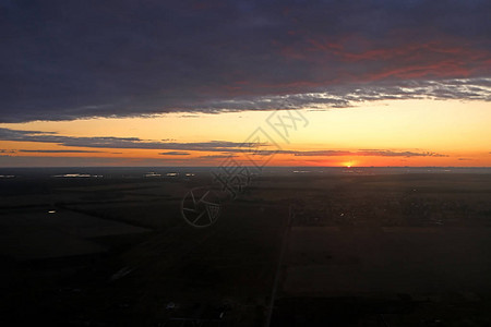 乌克兰基辅附近田地上日落时有云的多彩飞天图片