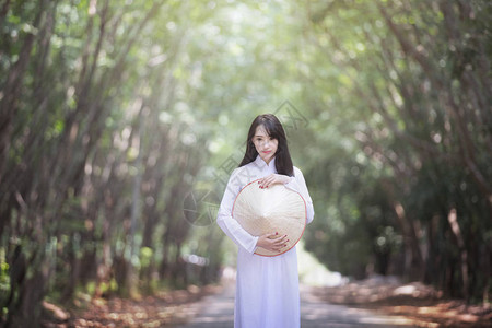 穿越南传统服饰的美女奥黛图片