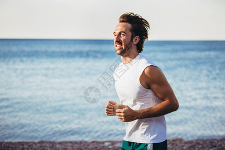 跑步者在海滩上慢跑男跑步图片