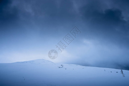覆盖在深雪的斯托泰因山峰上以及冰雪顶峰在美丽的冬季图片