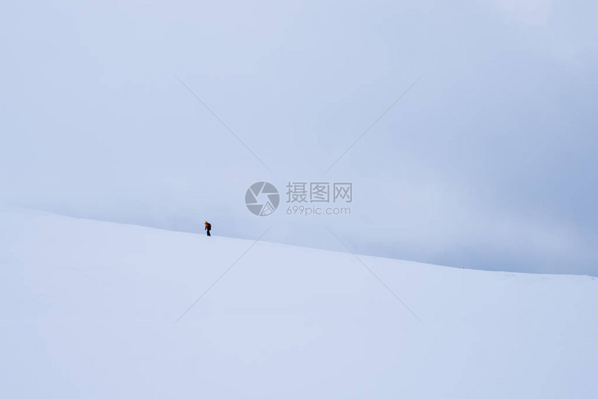 在挪威美妙的冬景中图片