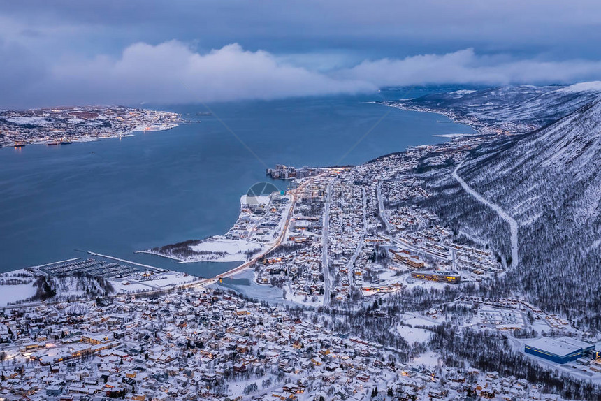 从挪威北部海拔421米的Storsteinen山脊到冬季Tromso图片