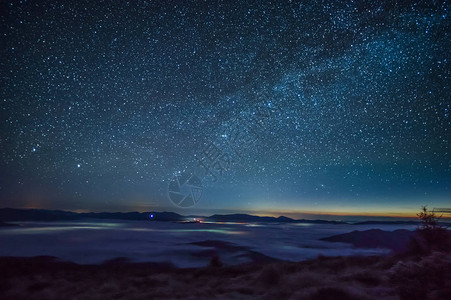 星空银河为背景的山雾缭绕图片