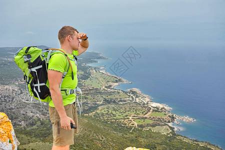 山上一个带背包的游客望远处海图片