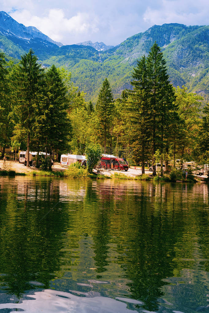 在斯洛文尼亚Bohinj湖的Slovenija自然和野营车马场上露营图片