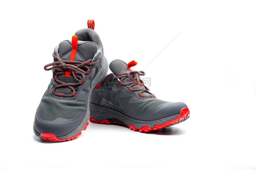 男子徒步鞋孤立在白色背景上灰红色登山鞋登山用的安全鞋冒险装备带安全鞋底的轻便橡胶徒步鞋现代图片