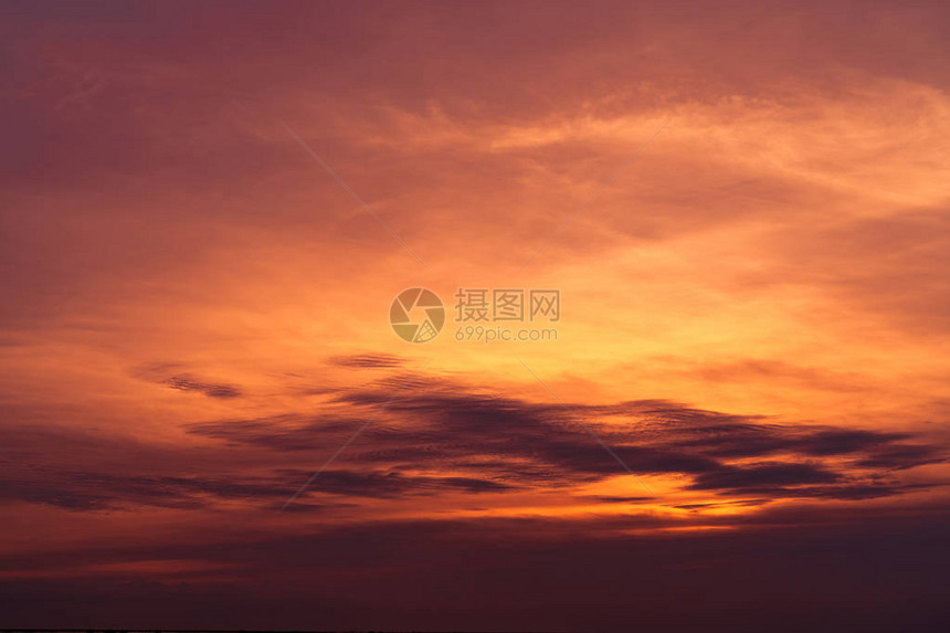 美丽的夕阳天空夕阳下的金色天空黄昏时天空和乌云的艺术画和平与宁静的概念傍晚的暮色天空生活报价的背景红色图片