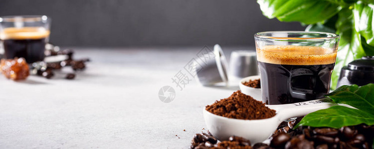 咖啡咖啡豆和叶子的玻璃杯背景图片