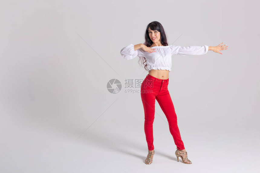 拉丁舞当代舞bachata独奏和chachacha概念一个年轻女子萨尔舞者的肖像在白色背景的舞蹈姿图片