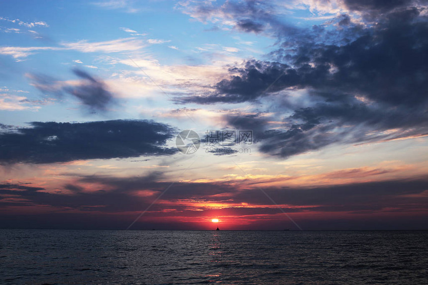 海上明亮的日落图片