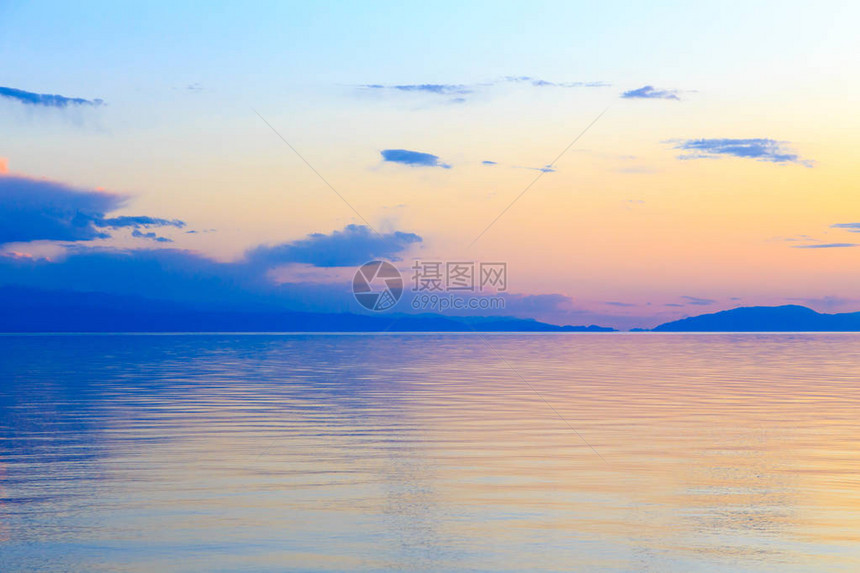 山上湖边美丽的日落吉尔斯坦图片