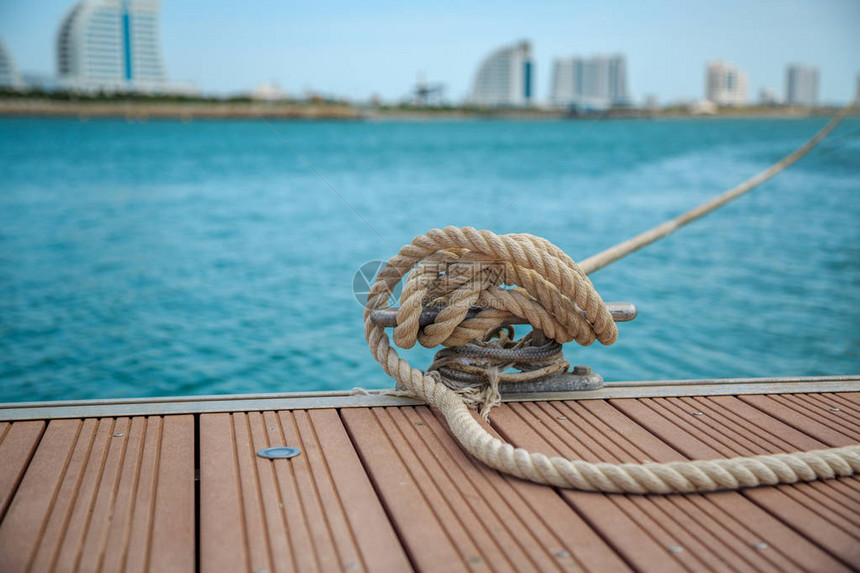 将游艇绳系在木制码头上绑图片