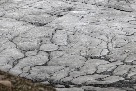 冰层表面有断裂和骨折从奥地利阿尔卑斯山的帕斯图片