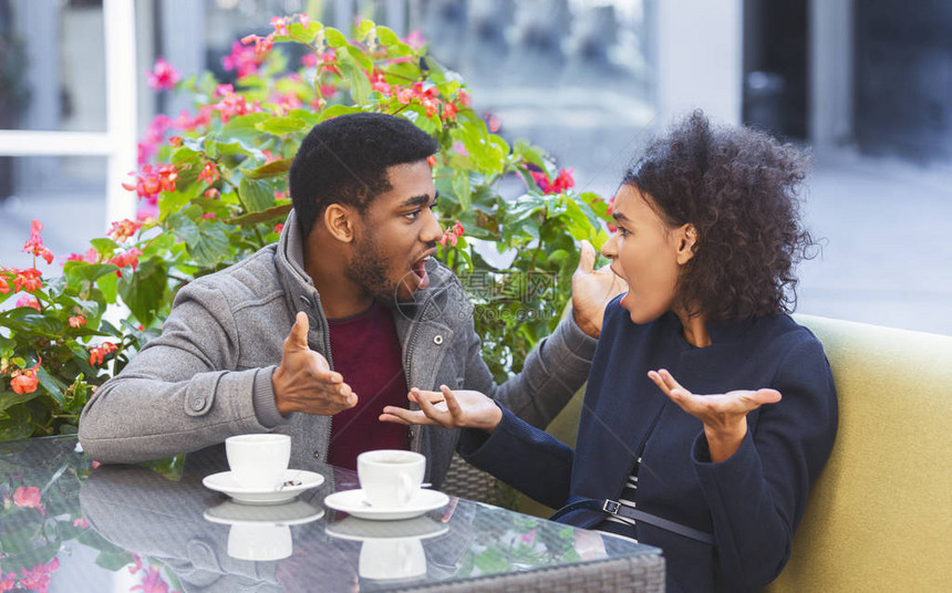 年轻非洲夫妇在咖啡馆约会时打架互相喊叫用复制图片