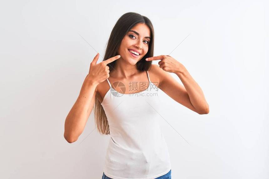 年轻漂亮的女人穿着休闲t恤站在孤立的白色背景上图片