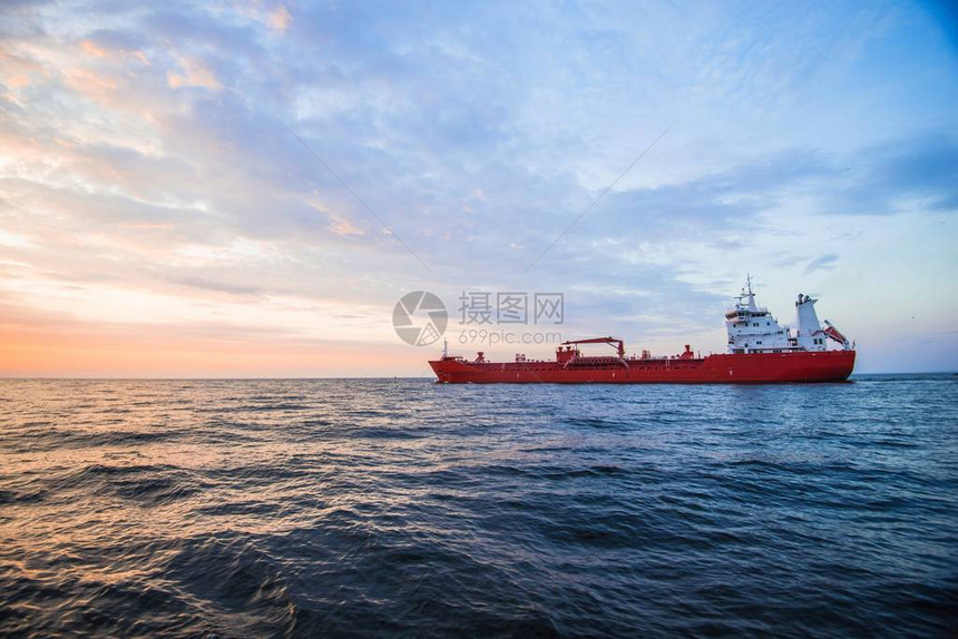 波罗的海和货船在拉脱维亚背景上的图片